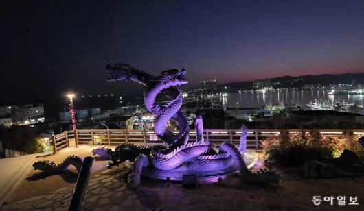 구룡포 일본인 가옥거리의 구룡동상. 아홉 마리의 용이 승천했다는 지명 전설을 형상화했다. 포항=김선미 기자 kimsunmi@donga.com