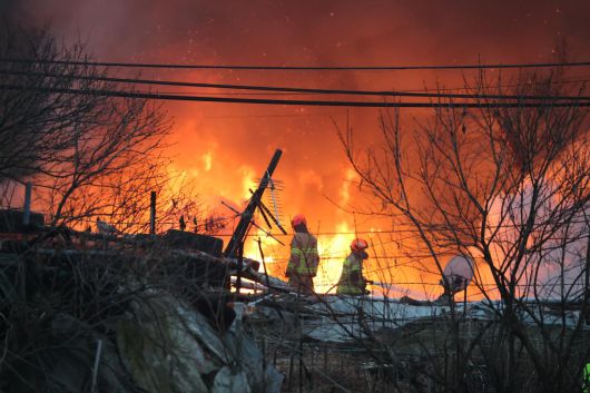 16일 오전 서울 강남구 개포동 구룡마을에서 불이나 출동한 소방대원들이 진화작업을 벌이고 있다. 뉴스1