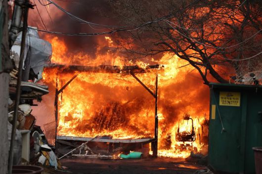 16일 오전 서울 강남구 개포동 구룡마을에서 발생한 화재로 불길이 치솟고 있다. 2026.1.16/뉴스1