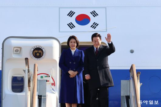 3박 4일간 중국을 국빈 방문하는 이재명 대통령과 김혜경 여사가 4일 오전 성남 서울공항에서 공군 1호기에 올라 환송객들에게 인사를 하고 있다. 2026.1.4 청와대사진기자단 송은석 기자 silverstone@donga.com