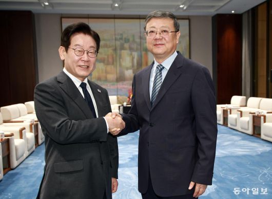 중국을 국빈방문 중인 이재명 대통령과 천지닝 상하이시당서기가 6일 상하이 세계회객청에서 만찬을 갖기 전 기념 사진을 촬영하고 있다. 2026.1.6 청와대사진기자단 송은석 기자 silverstone@donga.com