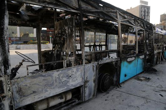 2026년 1월 15일 경제난과 통화 가치 하락에 항의하는 시위가 계속되는 가운데, 불에 탄 시내버스들이 파손된 채 서 있다. 사진=게티이미지