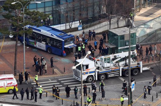 16일 오후 서울 서대문구 서대문역사거리에서 버스가 인도로 돌진한 사고가 발생해 경찰과 소방당국이 현장 수습을 하고 있다. 2026.01.16 [서울=뉴시스]