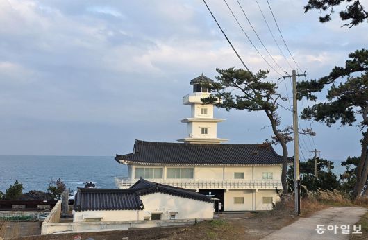 감은사지 삼층석탑을 형상화한 송대말등대. 경주=김선미 기자 kimsunmi@donga.com
