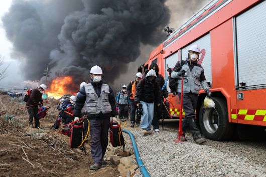 16일 오전 서울 강남구 개포동 구룡마을에서 발생한 화재로 불길이 치솟고 있다. 2026.1.16/뉴스1 ⓒ News1 김진환 기자