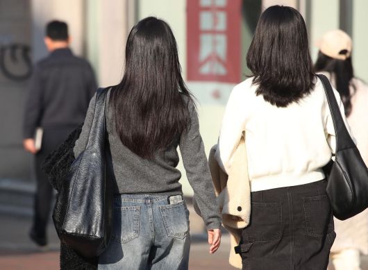 15일 오후 대구 중구 동성로에서 외투를 벗어 손에 든 시민들이 걸어가고 있다. 2026.1.15/뉴스1 ⓒ News1