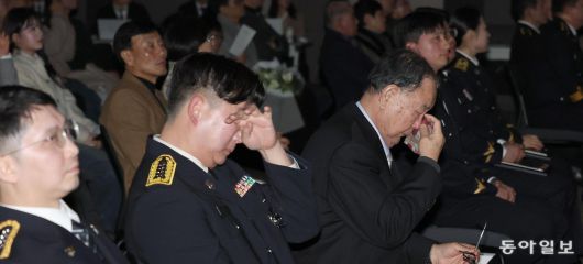 15일 서울 중구 한국프레스센터에서 열린 ‘제14회 영예로운 제복상’ 시상식에서 지난해 근무 중 순직한 이상영 소방위의 업적을 기리는 영상이 나오자 아버지 이대중 씨(왼쪽에서 세 번째)가 눈물을 훔치고 있다. 김재명 기자 base@donga.com
