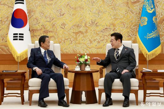 이재명 대통령이 16일 청와대 본관에서 아소 전 일본 총리와 담소를 나누고 있다. 송은석 기자 silverstone@donga.com