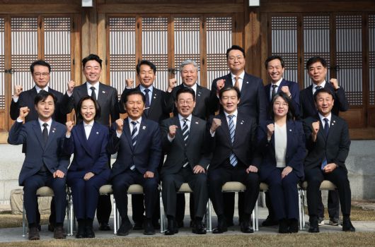 이재명 대통령이 16일 청와대 상춘재에서 열린 여야 지도부 초청 오찬 간담회에서 참석자들과 함께 기념 사진을 촬영하고 있다. 2026.1.16 청와대사진기자단