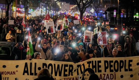 獨 베를린서 “이란 반정부 시위 지지” 14일 독일 베를린에서 이란의 반(反)정부 시위를 지지하는 집회가 진행됐다. 이란이 지난해 12월 28일부터 시작된 반정부 시위를 유혈 진압하면서 인명 피해가 커지는 가운데 유럽 주요국에서도 이란 정부를 비판하는 목소리가 커지고 있다. 베를린=AP 뉴시스