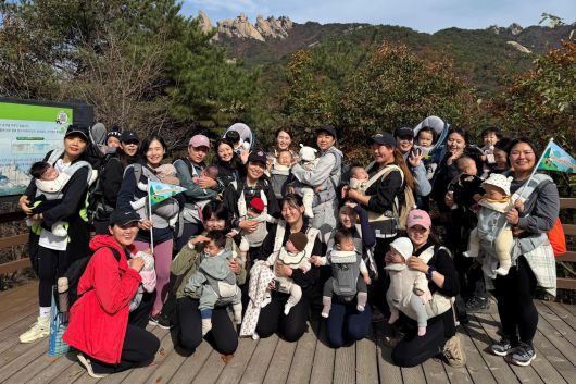 베이비하이킹클럽 회원들이 아이들과 함께 산에 올라 포즈를 취했다. 오언주 회장 제공.