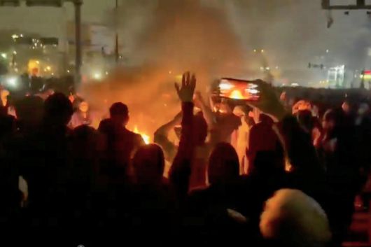 이란 시민이 SNS에 올린 반정부 시위.  In this frame grab from footage circulating on social media shows protesters dancing and cheering around a bonfire as they take to the streets despite an intensifying crackdown as the Islamic Republic remains cut off from the rest of the world, in Tehran, Iran, Friday, Jan. 9, 2026.(UGC via AP)