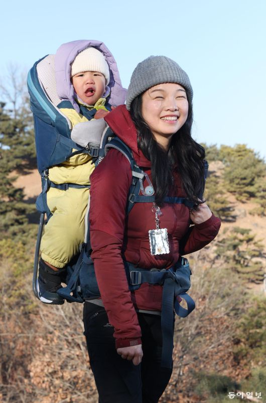 오언주 베이비하이킹클럽(베하클) 회장이 아들을 업고 서울 광진구 아차산 해맞이코스 1보루에 올라 활짝 웃고 있다.  신원건 기자 laputa@donga.com