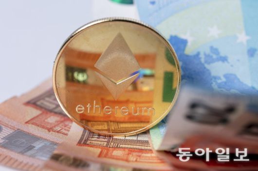 블랙록을 비롯한 미국 금융권은 예금 이자와 비슷한 ‘스테이킹’ 기능도 포함된 이더리움 ETF 출시를 SEC에 신청한 상태다. 게티이미지