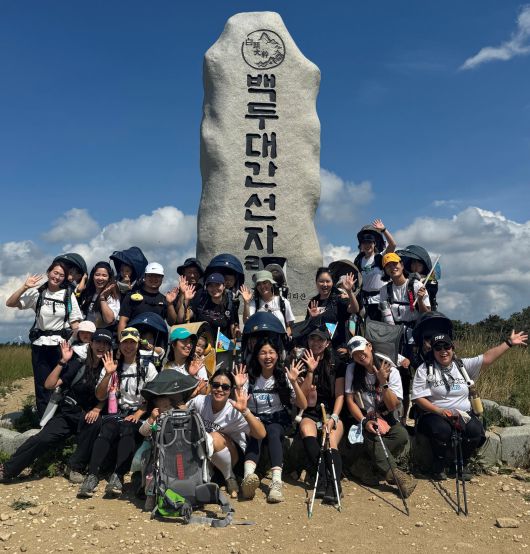 베이비하이킹클럽 회원들이 아이들과 함께 대관령 북쪽 백두대간 선자령에 올라 포즈를 취했다. 오언주 회장 제공.