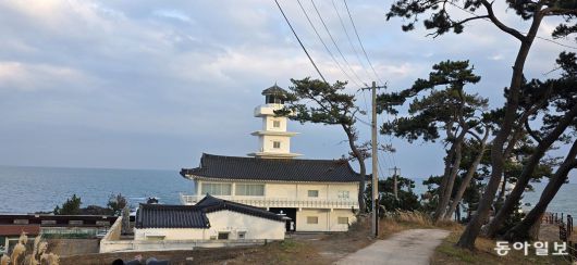 일출명소 중 하나인 경주시 감포읍 송대말등대.