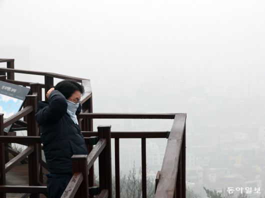 마스크 대신 손수건 16일 서울 중구 남산 전망대에서 한 시민이 손수건으로 코와 입을 가리고 있다. 이날 오전 10시 서울의 평균 초미세먼지(PM 2.5) 농도는 ‘매우 나쁨’으로 올해 첫 초미세먼지 주의보가 내려졌다. 짙은 미세먼지에 가려 주변이 잘 보이지 않는다. 전영한 기자 scoopjyh@donga.com