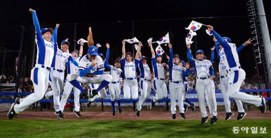 2016년 부산 기장군에서 열린 여자야구월드컵 폐막식을 마친 한국 선수들이 밝은 표정으로 뛰어 오르고 있다. 동아일보 DB