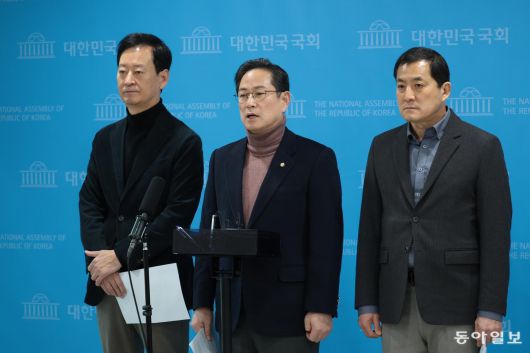 국회 기획재정위원회 소속 국민의힘 의원들이 18일 서울 여의도 국회 소통관에서 이혜훈 기획예산처 장관 후보자 인사청문회와 관련한 성명 발표 기자회견을 하고 있다. 박형기 기자 oneshot@donga.com