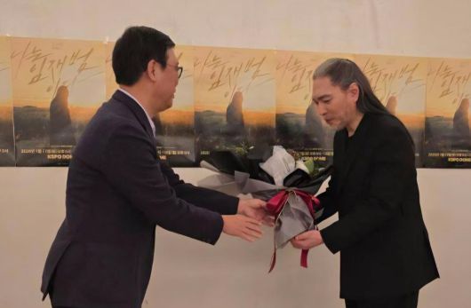 최휘영 문화체육관광부 장관이 17일 서울 송파구에서 열린 콘서트를 찾아 가수 임재범에게 공로패를 수여하고 있다. 문화체육관광부 제공