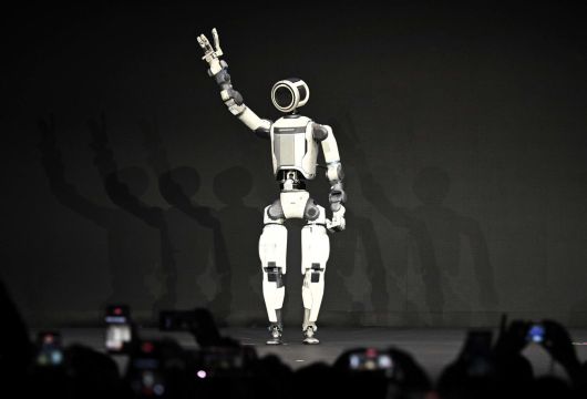 세계 최대 가전·정보기술(IT) 전시회 ‘CES 2026’ 개막을 하루 앞둔 5일(현지시간) 미국 네바다주 라스베이거스 만달레이베이에서 열린 현대차그룹 프레스 컨퍼런스에서 차세대 전동식 아틀라스 시제품이 손인사하고 있다. 공동취재/뉴스1