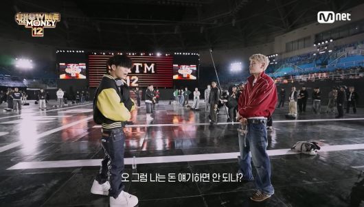 15일 첫 방송된 엠넷 ‘쇼미더머니12’에서 가수 크러쉬(오른쪽)가 참가자 김하온의 무반주 랩을 심사하는 장면. 엠넷 유튜브 캡처