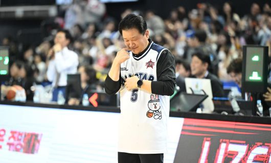 유도훈 정관장 감독이 올스타전 작전 타임 도중 ‘앙탈 챌린지’를 하고 있다. 유 감독은 이날 ‘감독 퍼포먼스상’을 수상했다. KBL 제공