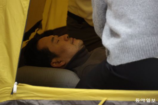 국민의힘 장동혁 대표가 18일 서울 여의도 국회 로텐더홀에서 더불어민주당에 통일교·공천헌금 ‘쌍특검’ 수용을 요구하며 4일째 단식 투쟁을 벌이는 도중 의료진에게 진료를 받고 있다. 박형기 기자 oneshot@donga.com