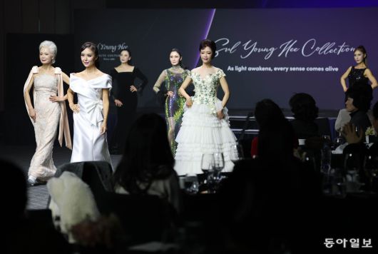 19일 서울 용산구 그랜드하얏트 서울그랜드 살롱에서 설영희 패션디자이너의 ‘들꽃청소년자립돕기 자선패션쇼’가 열렸다. 전영한 기자 scoopjyh@donga.com