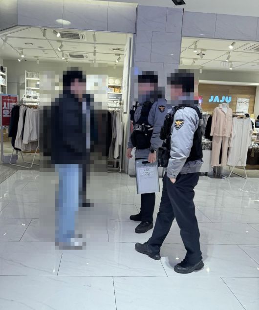 성추행 행각을 벌인 30대 남성이 경찰과 대치하고 있다. 스레드 갈무리