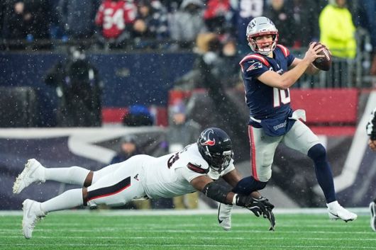 휴스턴 텍산스 디펜시브 태클 셸던 랭킨스에게서 달아나고 있는 드레이크 메이. 폭스버러=AP 뉴시스