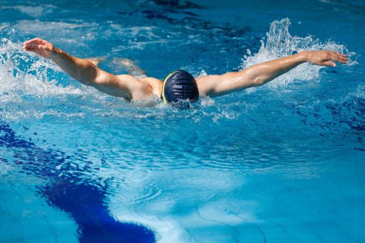 문화체육관광부는 한국스포츠과학원과 함께 전국 만 10세 이상 국민 9000명을 대상으로 실시한 ‘2025년 국민생활체육조사’에서 수영과 골프가 가장 배우고 싶은 종목으로 꼽혔다. 게티이미지뱅크