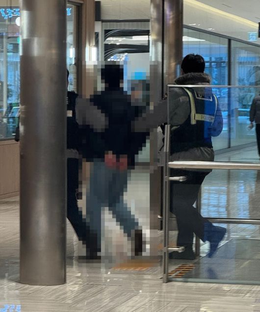 성추행 행각을 벌인 30대 남성이 경찰에 체포되고 있다. 스레드 갈무리