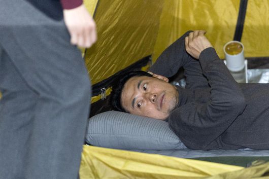 더불어민주당의 통일교 및 공천뇌물 특검 수용을 촉구하며 4일째 단식을 이어가고 있는 장동혁 국민의힘 대표가 18일 서울 여의도 국회 로텐더홀에 자리한 텐트에 누워있다. 2026.1.18/뉴스1