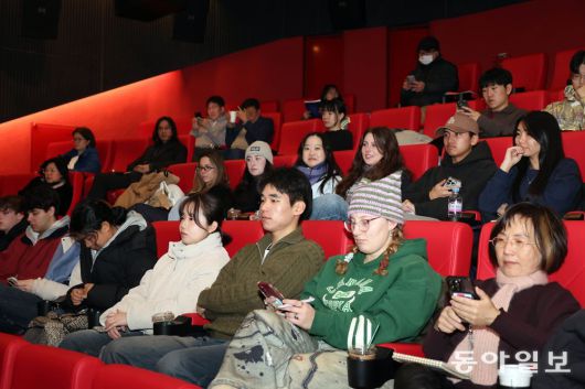 이날 참석한 국내외 관람객들은 영화 ‘엽기적인 그녀’(2001년) 등을 제작한 신 씨의 연설에 귀를 기울였다. 전영한 기자 scoopjyh@donga.com