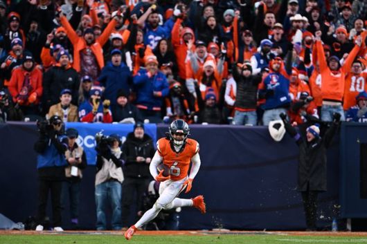 덴버 브롱코스 세이프티 PJ 록이 가로채기 성공 후 달려가는 모습. 덴버=AP 뉴시스