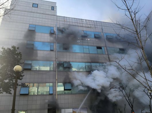 20일 오전 8시 57분 경기 부천시 원미구 중동 한 은행 건물에서 불이 나 소방 당국이 대응 1단계를 발령하고 진화 작업을 벌이고 있다. (경기도소방재난본부 제공) 2026.1.19