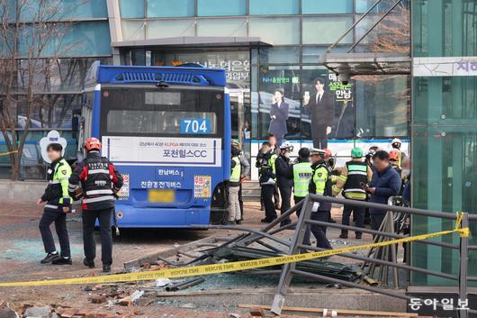 16일 오후 서울 중구 NH농협은행 본점영업부를 시내버스가 들이받는 사고가 발생해 경찰과 소방당국이 이를 수습하고 있다. 전영한 기자 scoopjyh@donga.com