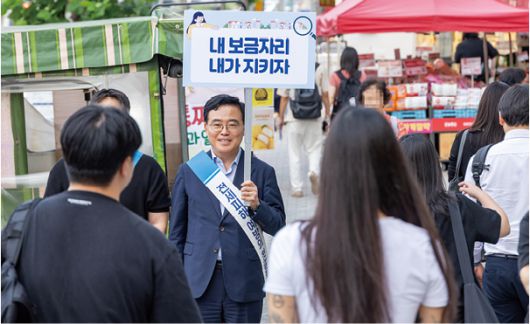 ‘전세사기 피해 예방을 위한 길거리 캠페인’에 참여한 진교훈 강서구청장. 강서구 제공