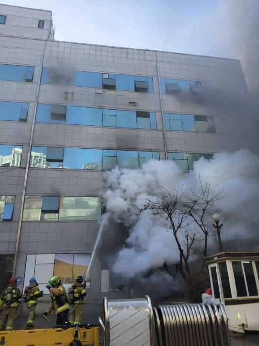 20일 오전 8시 57분 경기 부천시 원미구 중동 KB국민은행 신중동역종합금융센터에서 불이 나 소방 당국이 대응 1단계를 발령하고 진화 작업을 벌이고 있다. (경기도소방재난본부 제공)