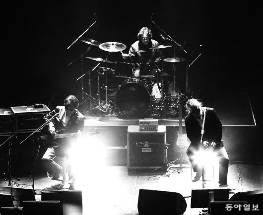 전설적 록그룹 ‘들국화’ 멤버 최성원(위쪽 사진 가운데)이 40년 전 발매했던 컴필레이션 앨범 ‘우리 노래 전시회’가 리부트 버전으로 돌아왔다. 한국 대중음악사의 명반으로 꼽히는 이 앨범은 당시 재능 있는 언더그라운드 뮤지션을 소개하는 역할도 했다. 위쪽 사진부터 들국화 멤버들의 단체 사진과 공연 장면. 동아일보DB