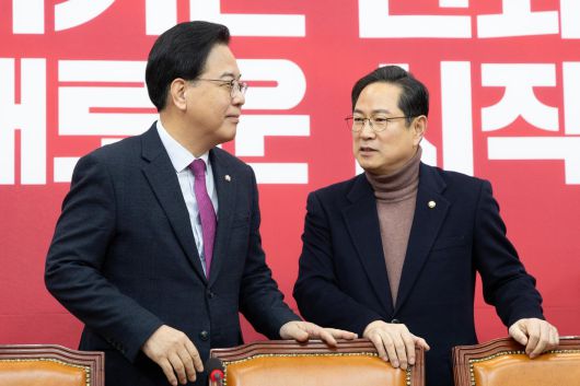 국민의힘 송언석 국민의힘 원내대표(왼쪽)와 국민의힘 재정경제기획위원회 간사인 박수영 의원이 20일 서울 여의도 국회에서 열린 원내대책회의에서 대화하고 있다. 뉴스1