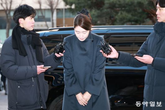 2022년 지방선거를 앞두고 전 사무국장 남모씨를 통해 김경 서울시의원이 공천 대가로 건넨 1억원을 수수한 혐의를 받는 무소속 강선우 의원이 20일 서울 마포구 서울경찰청 공공범죄수사대로 출석하며 취재진 질문에 답하고 있다. 송은석 기자 silverstone@donga.com