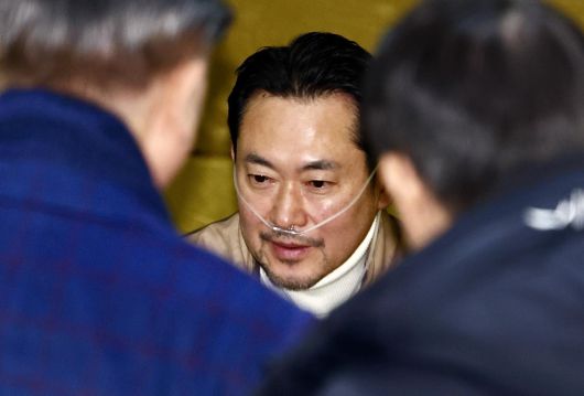 통일교·공천헌금 ‘쌍특검’을 요구하며 이레째 단식농성중인 장동혁 국민의힘 대표가 21일 오전 서울 여의도 국회 로텐더홀 농성장 텐트에서 산소 발생기를 착용한 채 대화하고 있다. 2026.01.21. 뉴시스