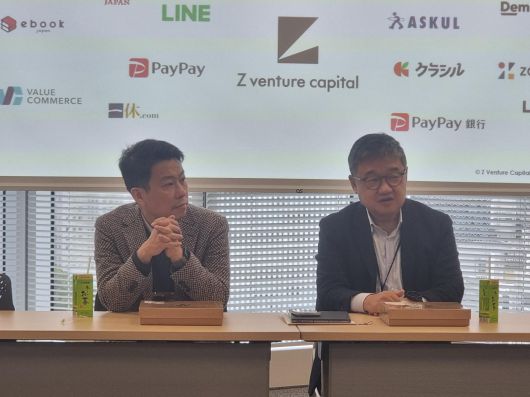 20일 오후 제트벤처캐피털(ZVC)의 황인준 대표(오른쪽)가 기자단을 만나 한국과 일본의 AI 스타트업에 대해 설명하고 있다.