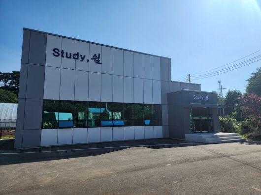 양양군농업기술센터 내 철거 예정이던 옛 유용미생물배양센터(위)와 이를 리모델링해 새롭게 조성된 주민 교육·커뮤니티 공간 ‘스터디, 쉼’(아래). 양양군 제공