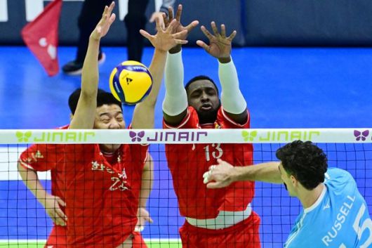 한국전력 신영석(왼쪽)과 베논(가운데)이 대한항공 러셀의 공격을 가로막는 장면. 한국배구연맹(KOVO) 제공