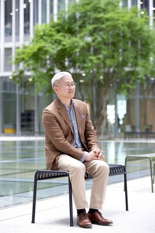 서울 용산 아모레퍼시픽 본사 정원에 앉은 서경배 회장. 아모레퍼시픽 제공