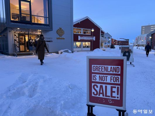 20일(현지 시간) 덴마크령 그린란드 누크 중심부에 ‘그린란드는 매매의 대상이 아니다’는 문구가 여기 저기 붙어있다. 그린란드의 한 아웃도어 브랜드는 이 문구가 적힌 티셔츠를 절찬리에 판매하고 있는데, 매진 행렬을 기록하고 있다. 누크=유근형 특파원