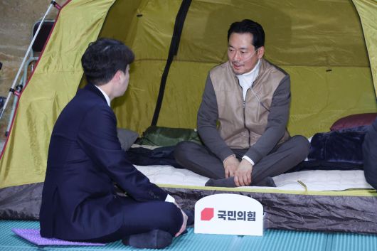 장동혁 국민의힘 대표가 21일 서울 여의도 국회 로텐더홀에 마련된 단식 농성장에서 이준석 개혁신당 대표를 만나고 있다. 2026.1.21/뉴스1